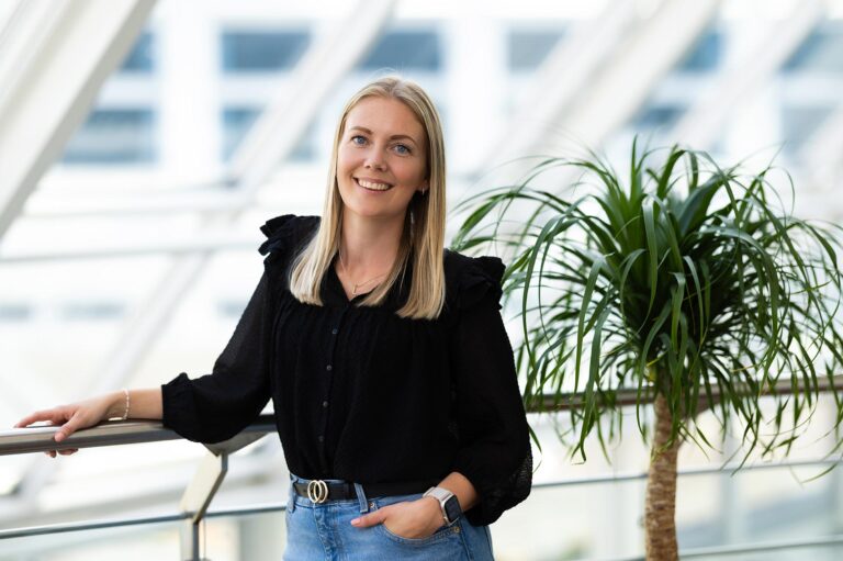 Nadja Lynge, medarbejder i AKKC, st&aring;r ved er gel&aelig;nder og smiler